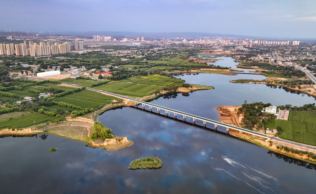 ��ϼӳ���ڿ����峺��«�Ӻ��棬Զ���Ǿ����سǣ�8��20���㣬���˻���Ƭ����