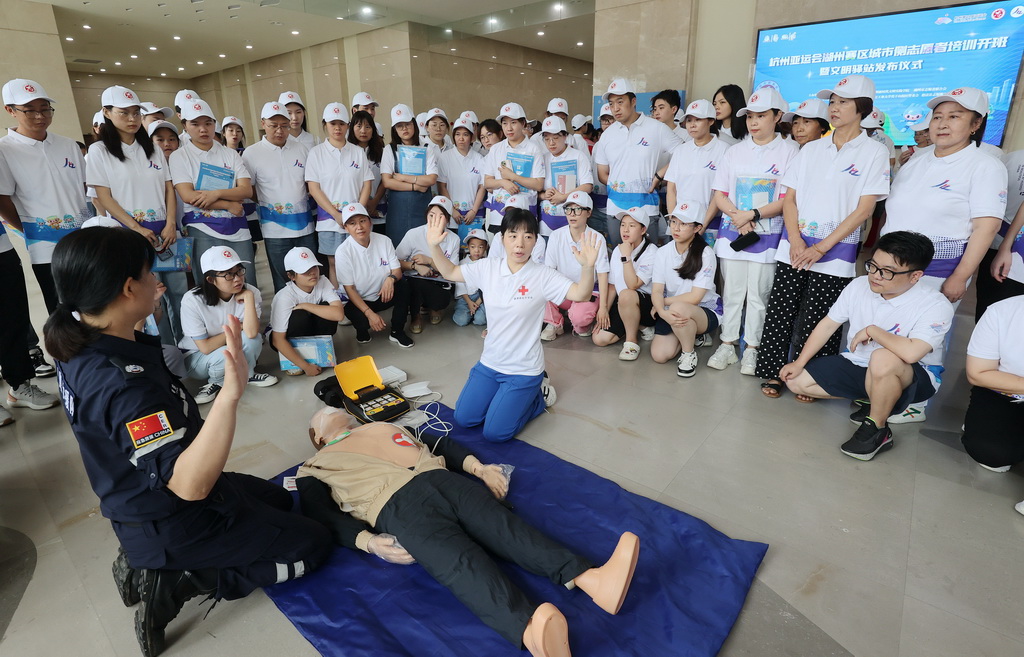 8月23日，在浙江工业大学莫干山校区，培训讲师为城市侧志愿者指导心肺复苏技能。