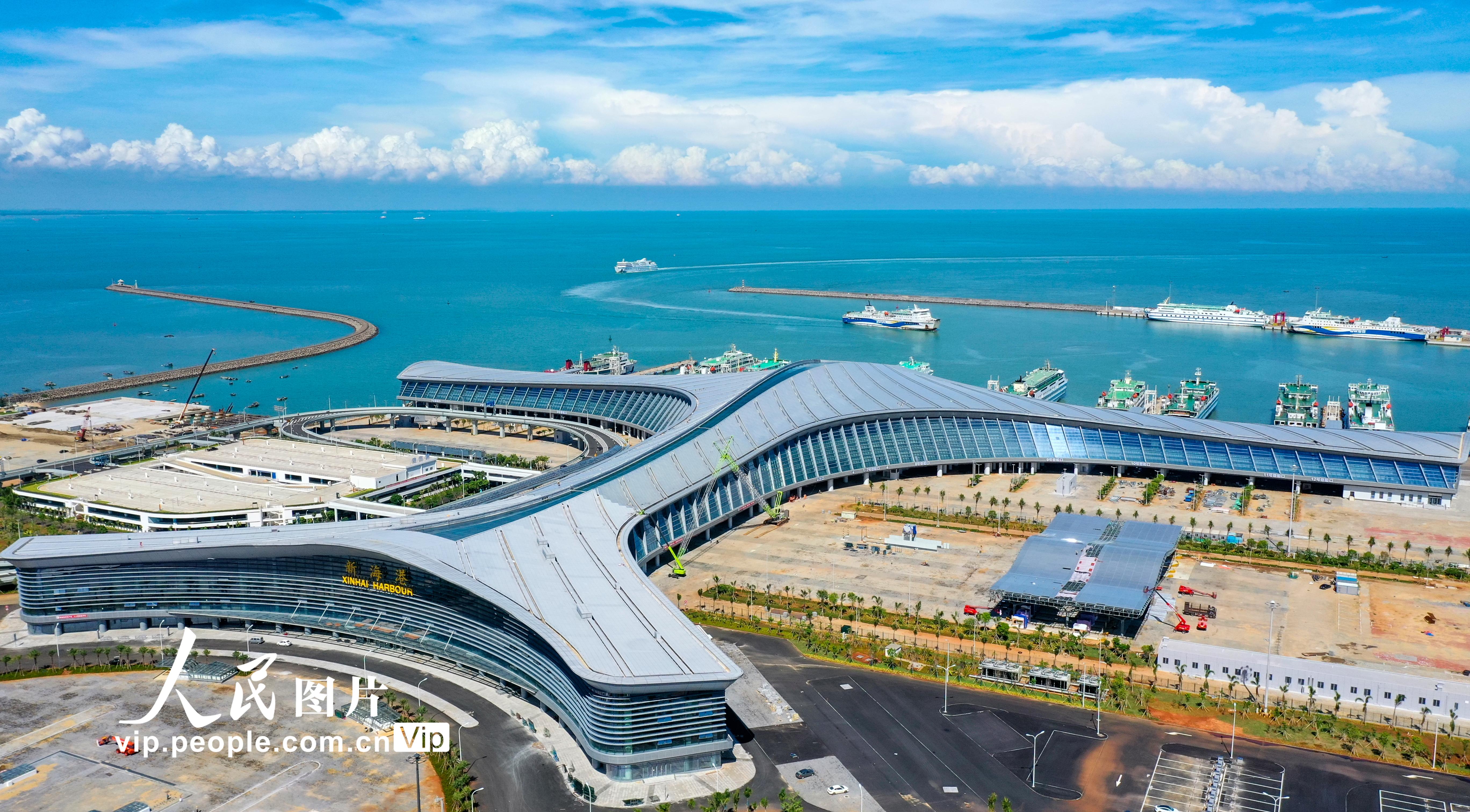 2023年8月22日，空中俯瞰正在進行收尾工作的海口新海滾裝碼頭客運綜合樞紐站項目。