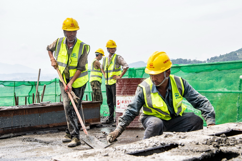 8月24日，工作人员在石梁河双线特大桥4号墩T构桥梁合龙施工现场作业。