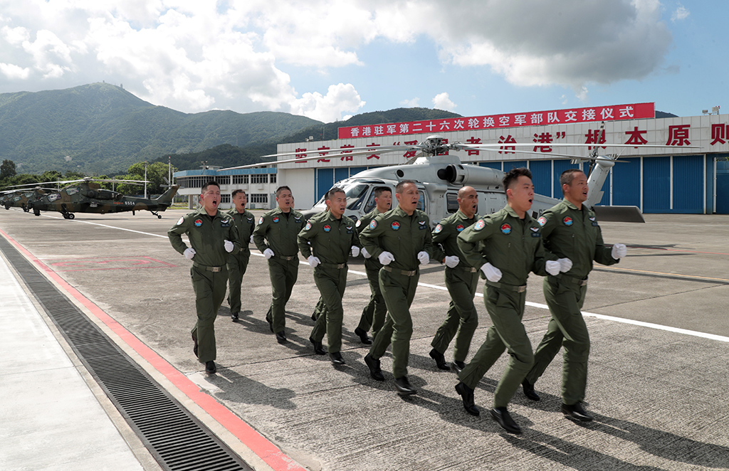 8月25日，中國人民解放軍駐香港部隊空軍組織進駐香港以來第26次建制單位輪換。新華社發（易定 攝）