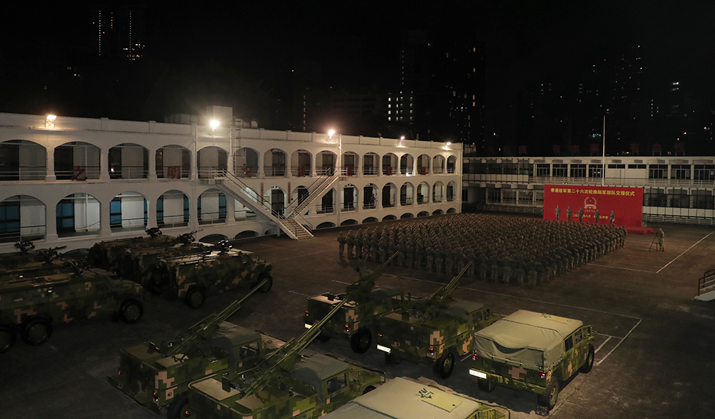 8月25日，中國人民解放軍駐香港部隊陸軍組織進駐香港以來第26次建制單位輪換。新華社發（易定 攝）