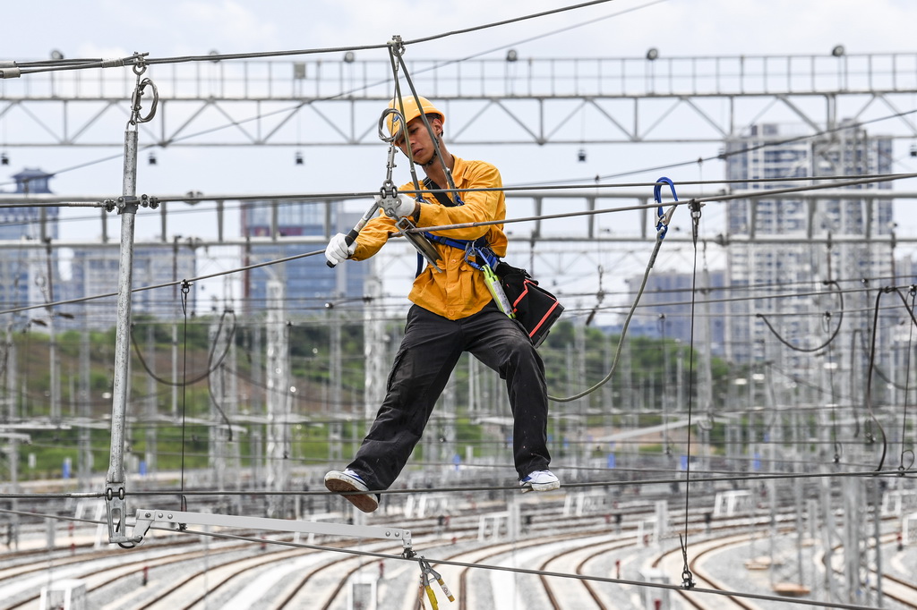8月27日，中國鐵路南寧局集團有限公司南寧供電段的接觸網工在南寧第二動車所存車線內進行接觸網檢修作業。