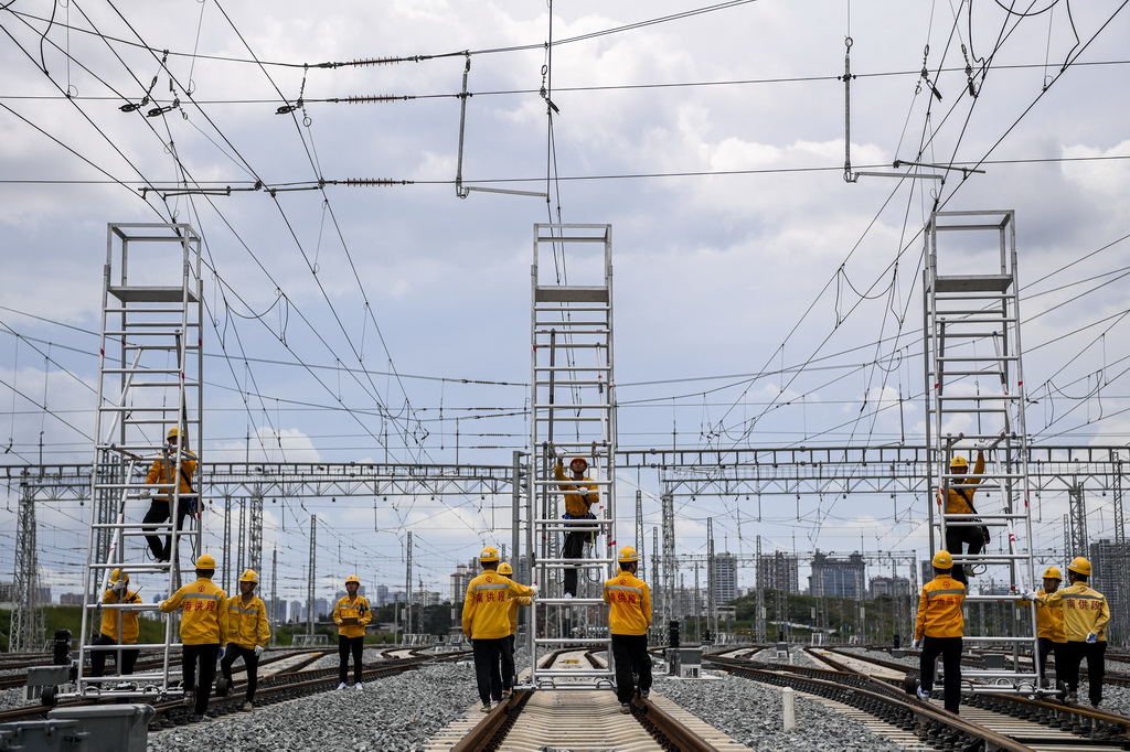 8月27日，中國鐵路南寧局集團有限公司南寧供電段的接觸網工在南寧第二動車所存車線內進行電路檢修作業。