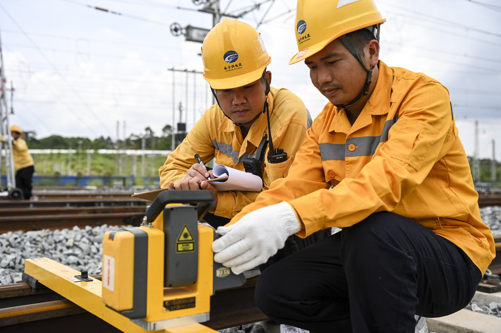 8月27日，中國鐵路南寧局集團有限公司南寧供電段的接觸網工在操作激光接觸網檢測儀。