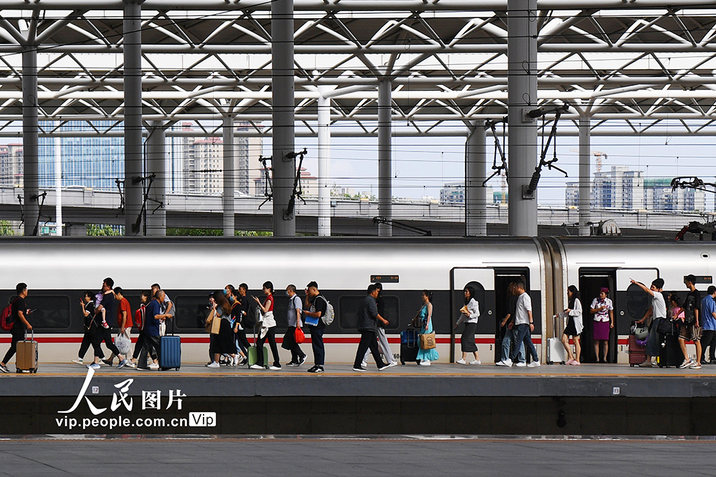北京：铁路迎来暑假返程客流高峰