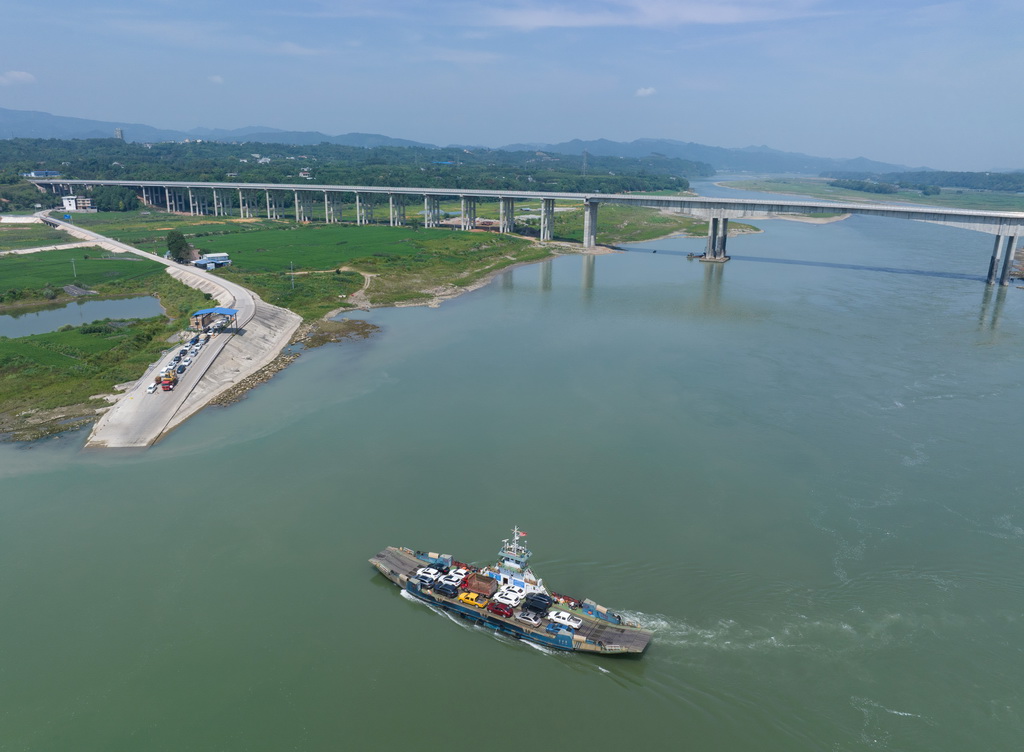 7月1日，車客渡船在岷江上運行（無人機照片）。
