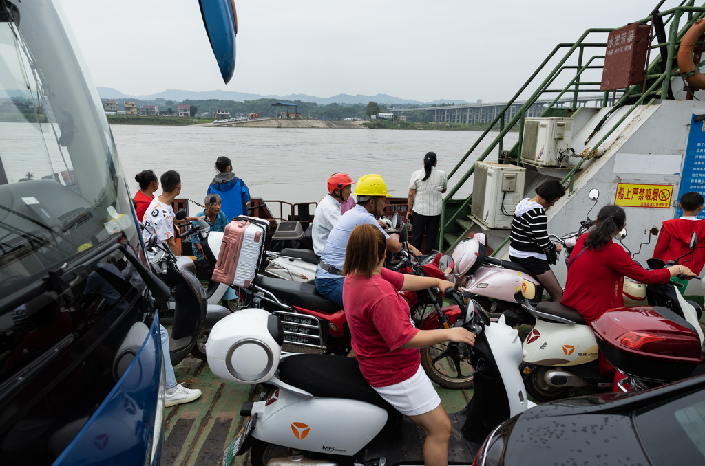 8月28日，車客渡船在岷江上運行。