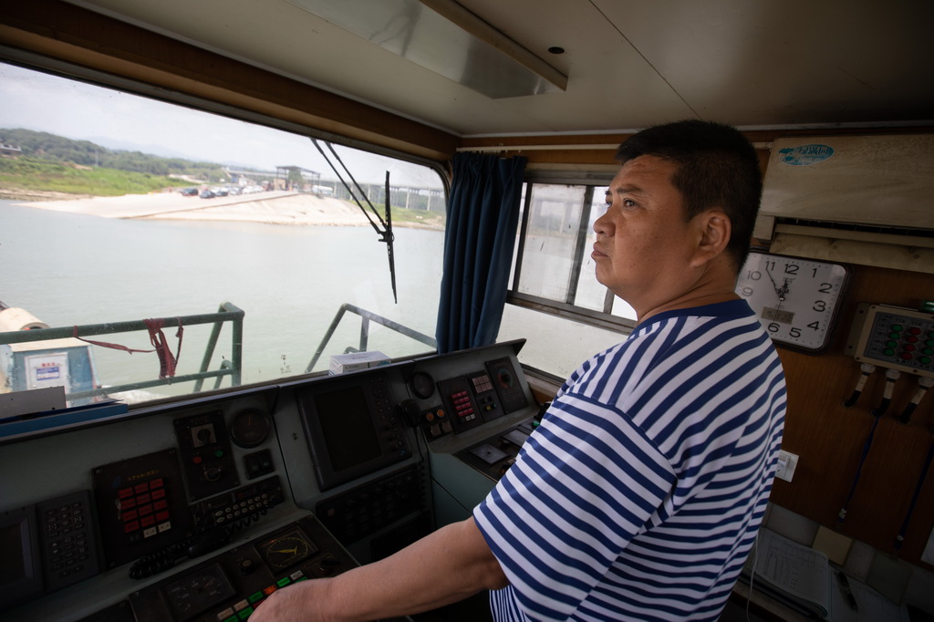 7月1日，船長王俊兵在駕駛車客渡船。