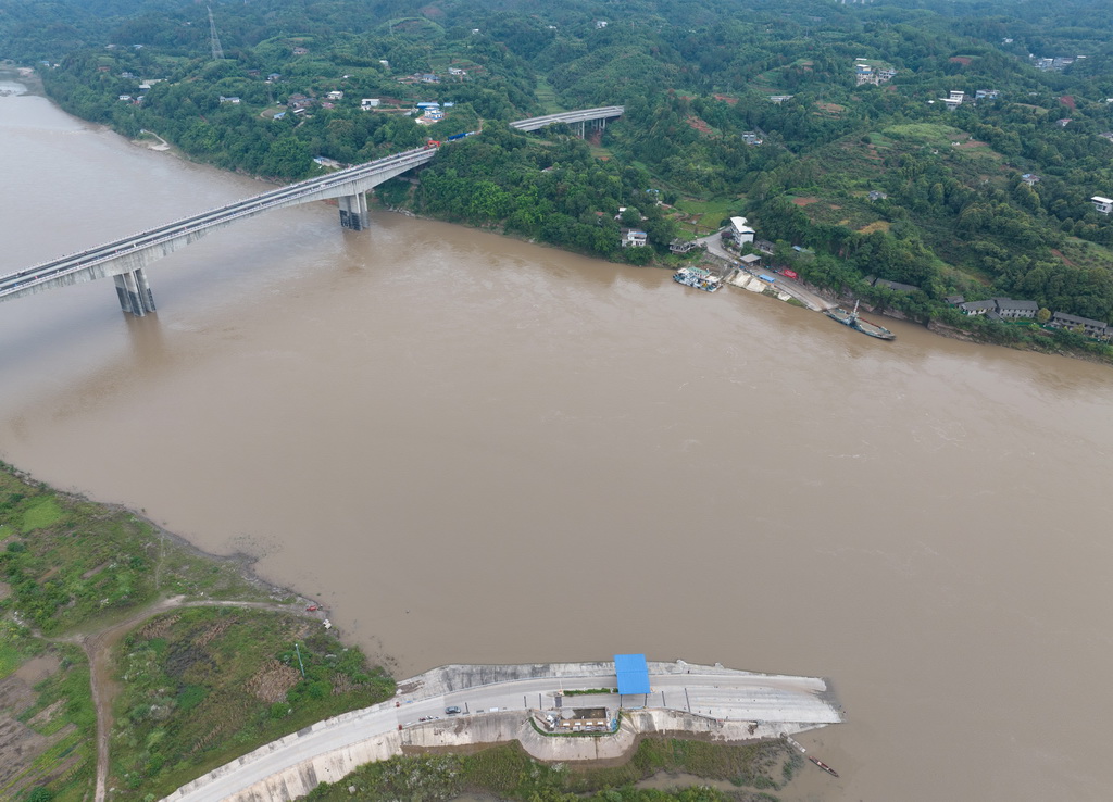 这是8月28日拍摄的泥溪岷江特大桥和泥溪渡口（无人机照片）。