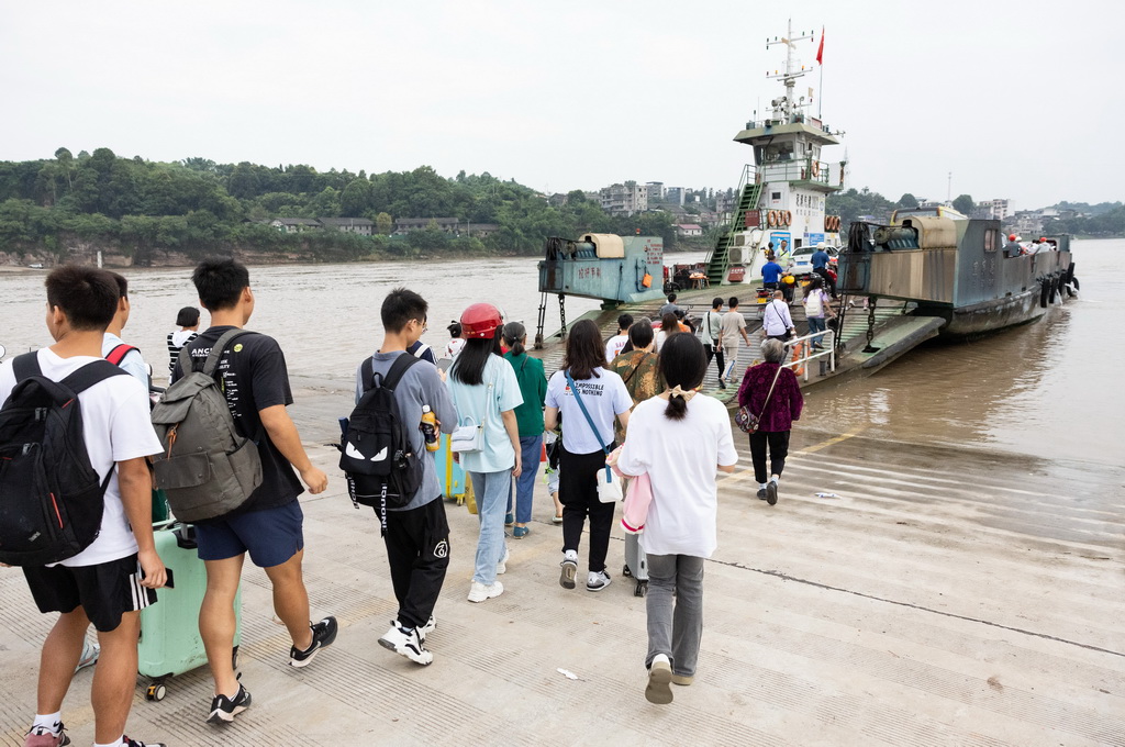 8月28日，群眾在泥溪南渡口上渡船。