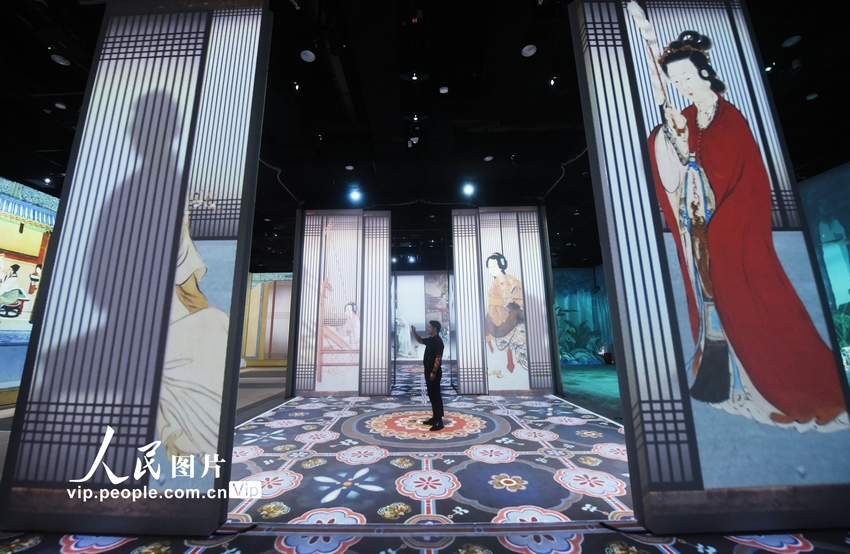 2023年8月29日，观众在浙江博物馆新馆的数字化展厅里沉浸式观看“数字古画”。