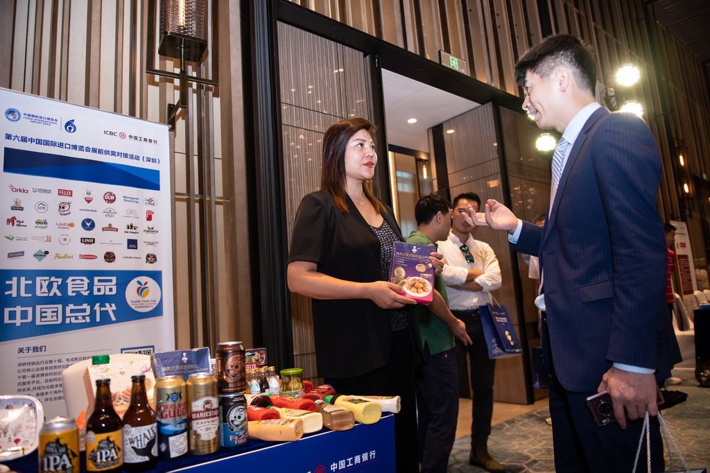 8月29日，在深圳舉行的進博會展前供需對接活動上，採購商（右）了解北歐食品。