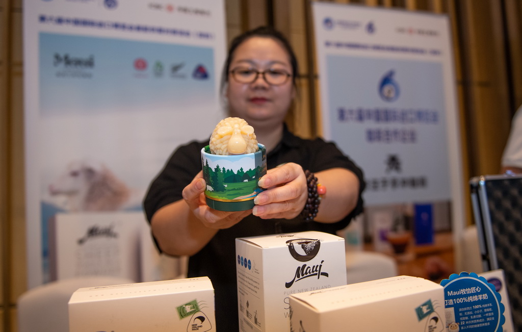 8月29日，在深圳舉行的進博會展前供需對接活動上，參展商工作人員展示羊奶皂。