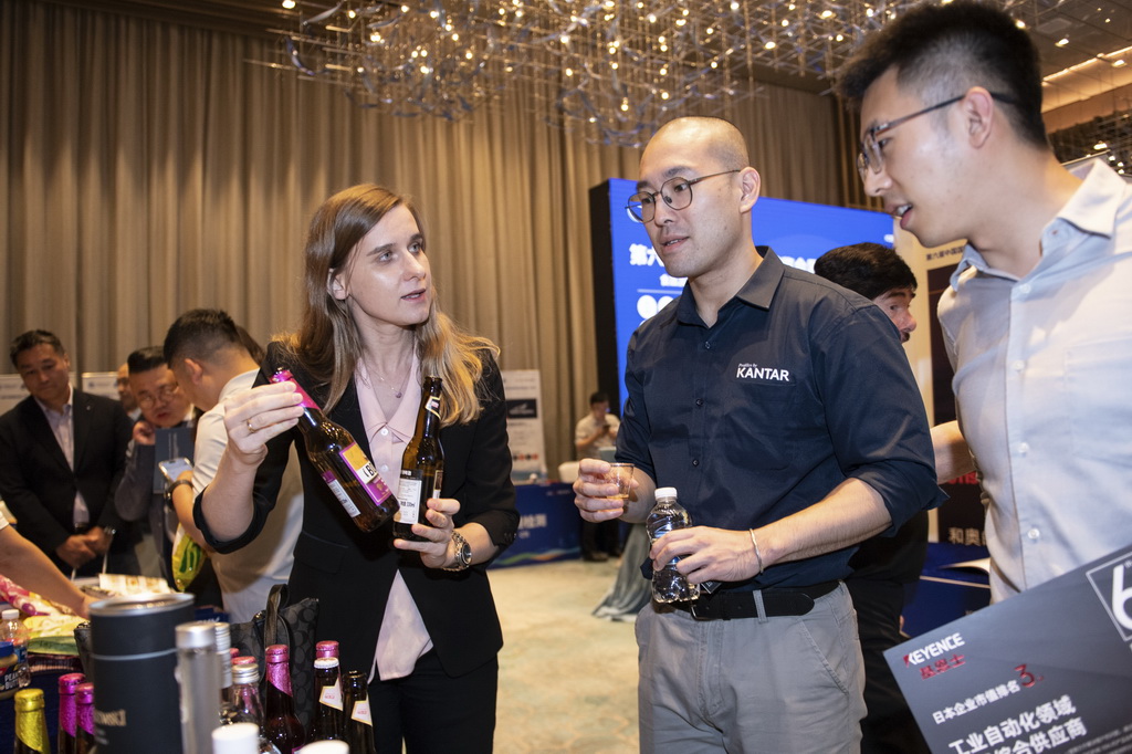 8月29日，在深圳舉行的進博會展前供需對接活動上，波蘭投資貿易局的工作人員（左前）向採購商展示風味啤酒。