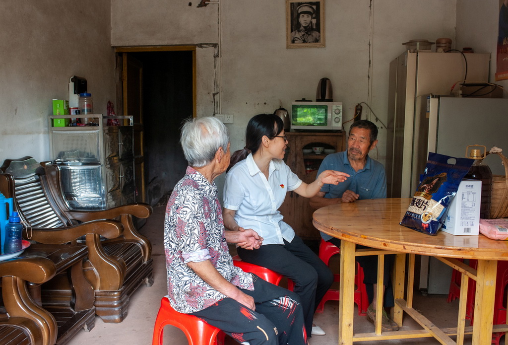 符宇航發揮黨員先鋒模范作用，在幫扶對象家中了解對方遇到的困難並幫助解決。余建濤攝