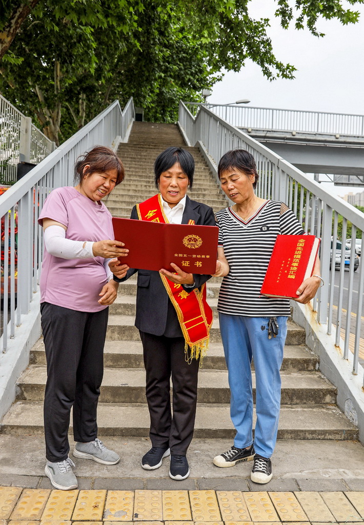 孔憲梅榮獲“全國五一勞動獎章”，與班組姐妹們分享快樂。陳瑾攝