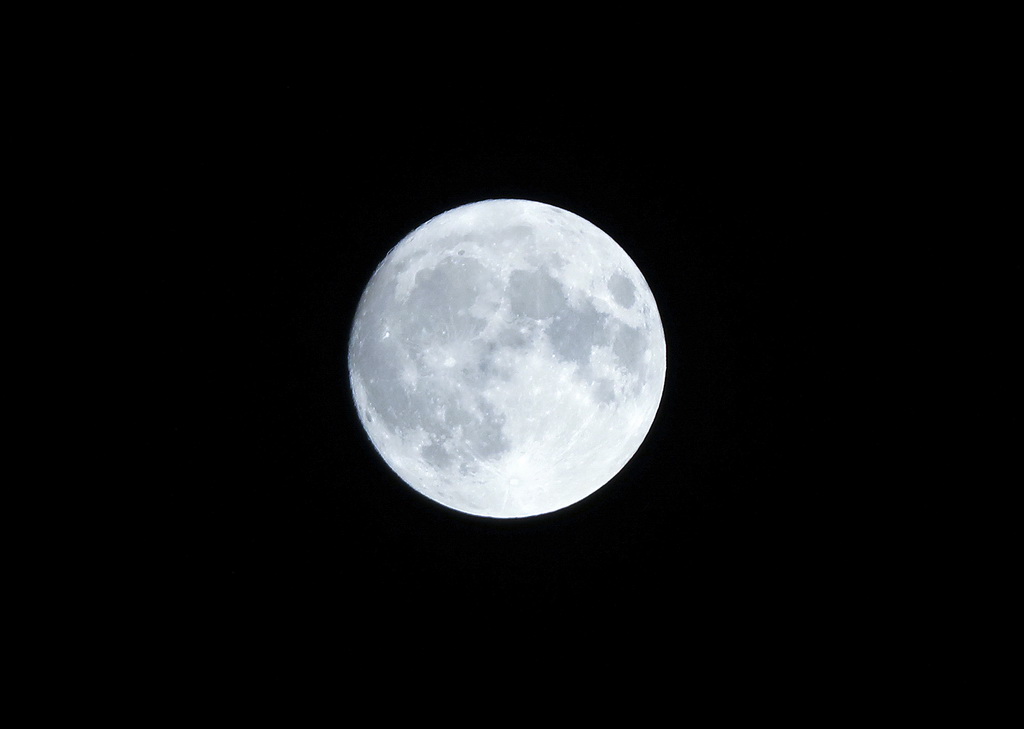 8月30日在辽宁省沈阳市拍摄的超级月亮月亮。新华社记者 龙雷 摄