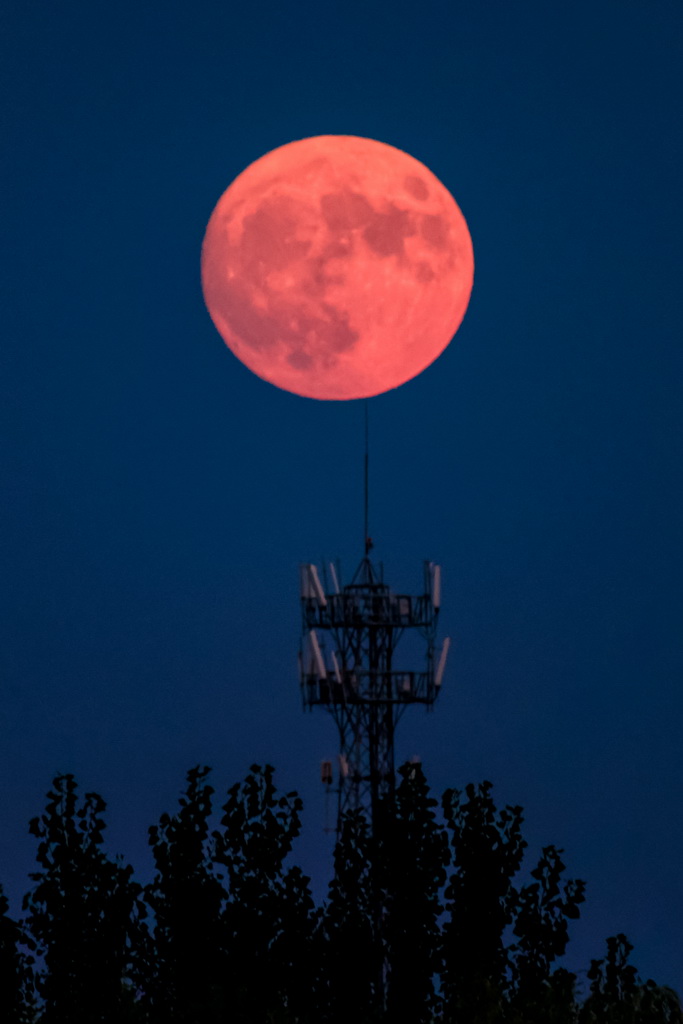 8月30日在山东省淄博市高青县拍摄的月亮。新华社发（张维堂 摄）