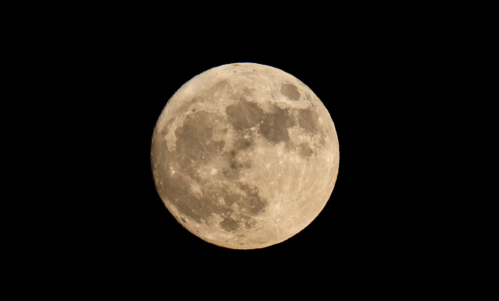 8月30日在贵州省铜仁市碧江区拍摄的月亮。新华社发（伍卫东 摄）
