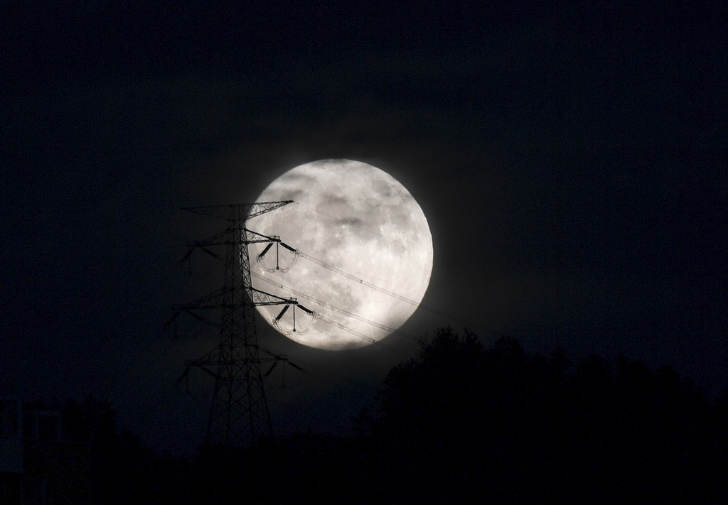 8月30日在贵州省遵义市余庆县拍摄的月亮。新华社发（贺春雨 摄）