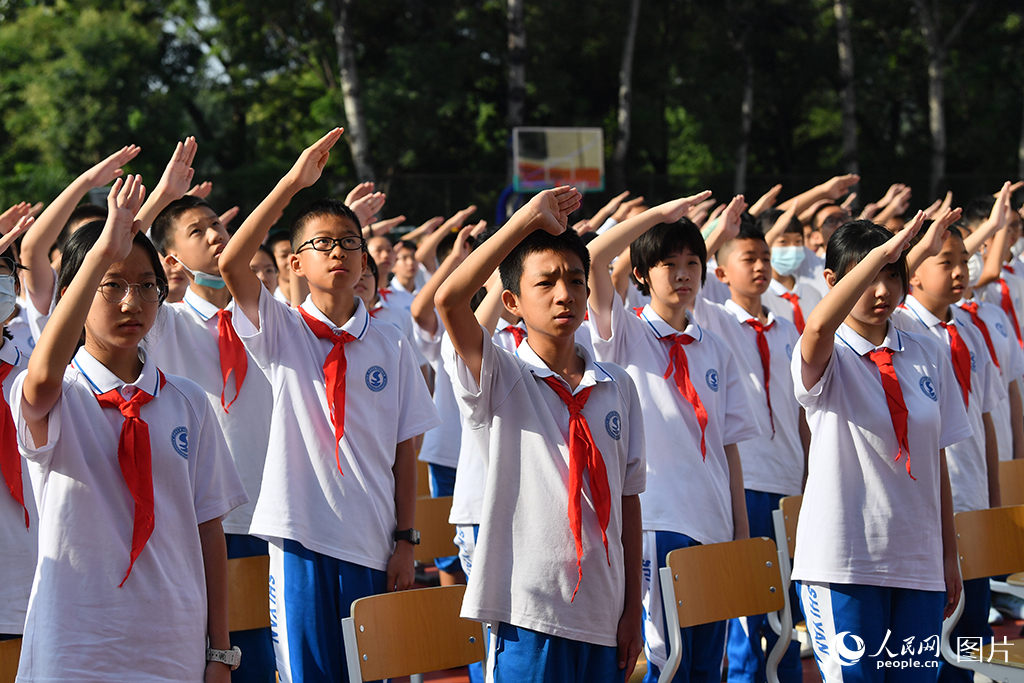 9月1日，北京市石景山區實驗中學，開學典禮上，學生們敬少先隊禮。