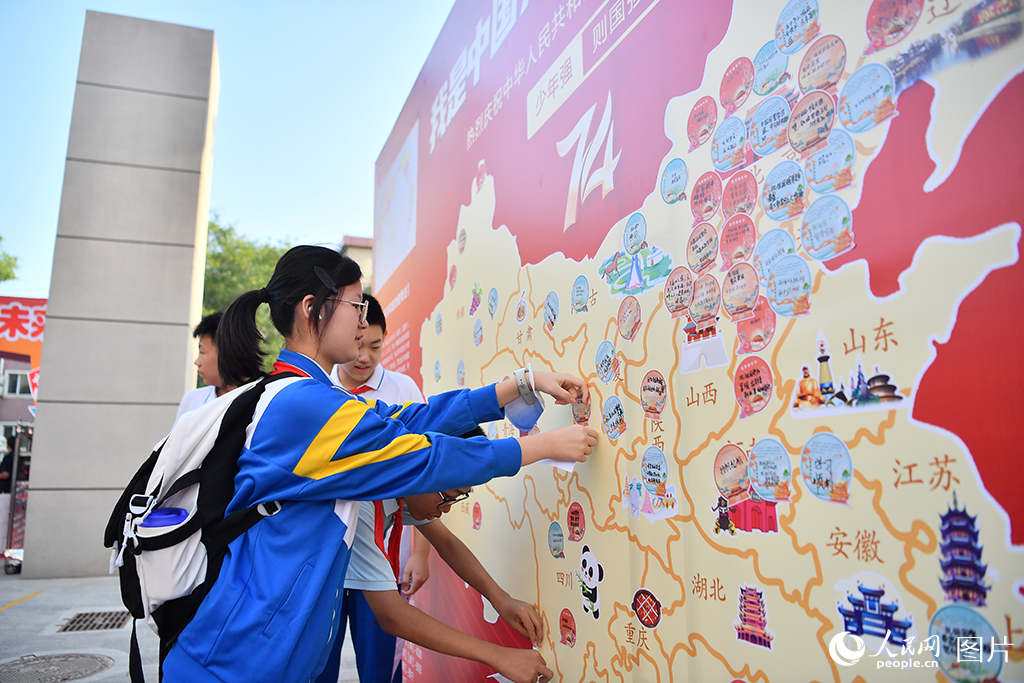 9月1日，北京市石景山區實驗中學，學生們在祝福牆上貼祝福卡片。