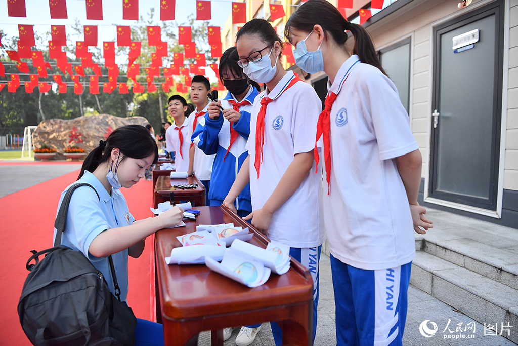 9月1日，北京市石景山區實驗中學，學生在祝福卡片上寫下對新學期的期許。