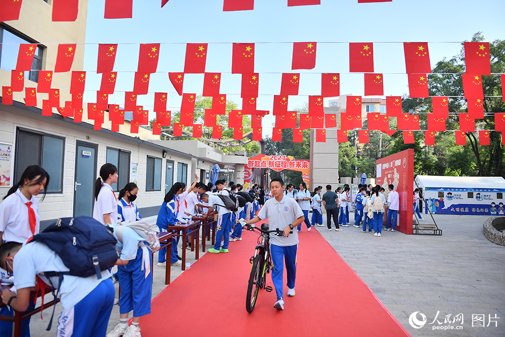 9月1日，北京市石景山區實驗中學的學生走入校園。