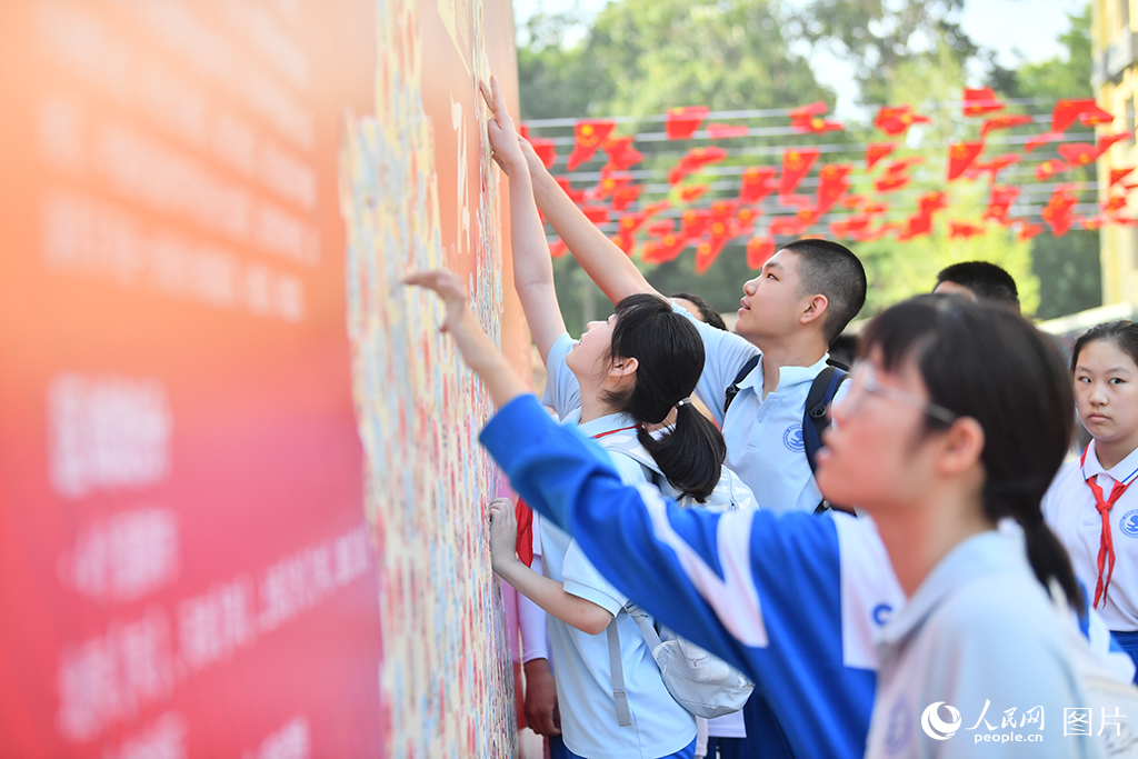 9月1日，北京市石景山區實驗中學，學生們爭相在祝福牆上貼祝福卡片。