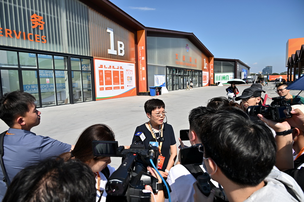 8月31日，工作人員向媒體介紹服貿會首鋼園區情況。新華社記者 李鑫 攝