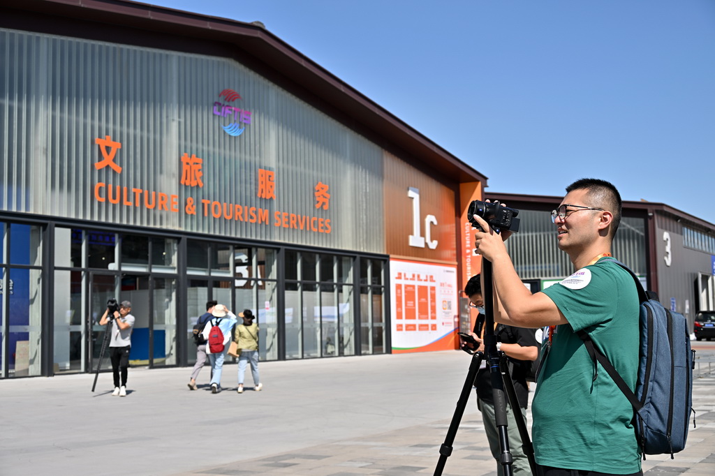 8月31日，參加探營活動的媒體記者在服貿會首鋼園區內拍攝。新華社記者 李鑫 攝