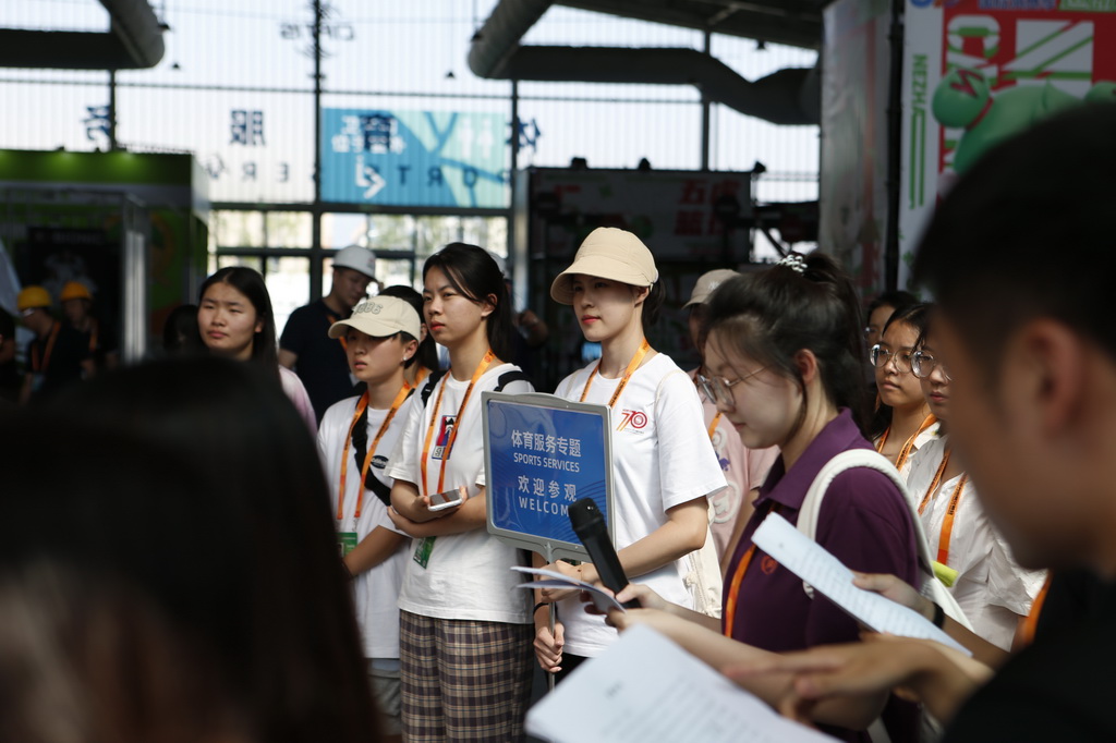 8月31日，在服貿會首鋼園區體育服務專題展區內，來自北京體育大學的服貿會志願者在參加培訓。新華社記者 陳朔 攝