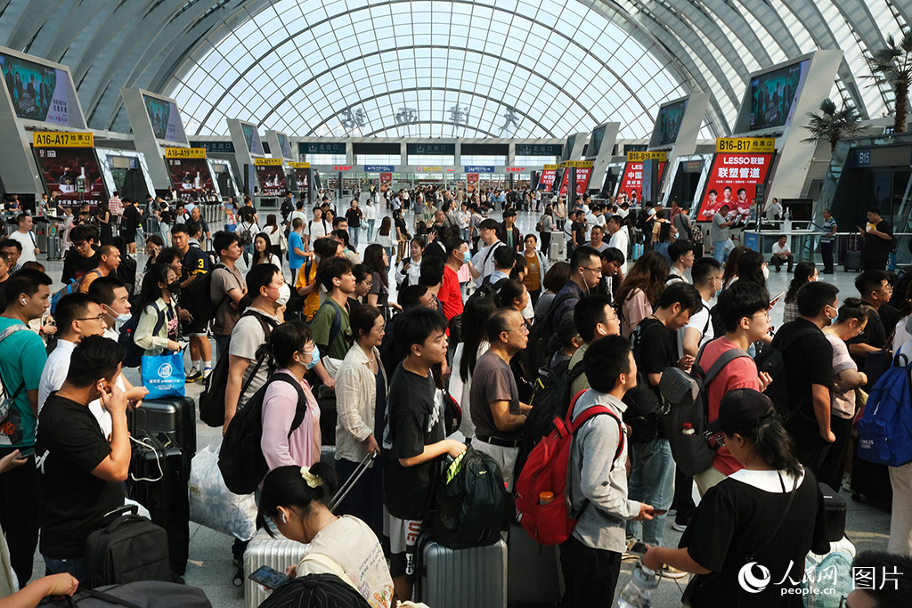 8月31日，乘车旅客在天津西站候车大厅排队等候乘车。