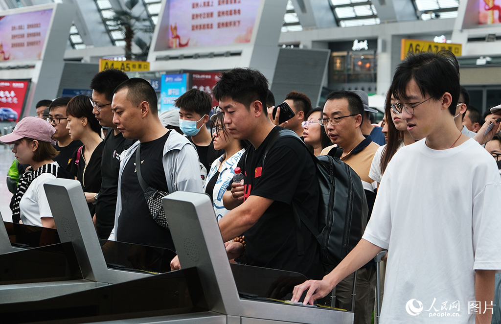 8月31日，天津西站候車大廳旅客正在檢票乘車。