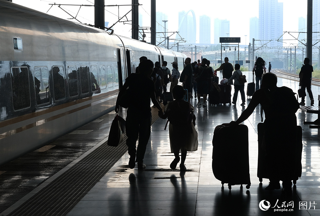 8月31日，天津西站站台旅客正在有序乘車。