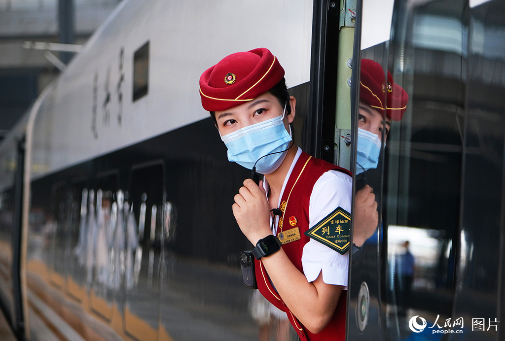 8月31日，京津城際列車長在天津西站確認旅客乘降后准備發車。