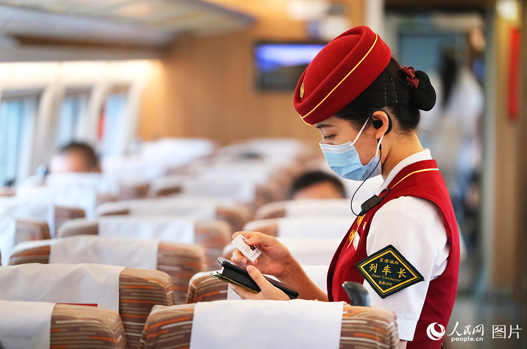 8月31日，京津城際列車乘務人員正在查驗旅客車票。