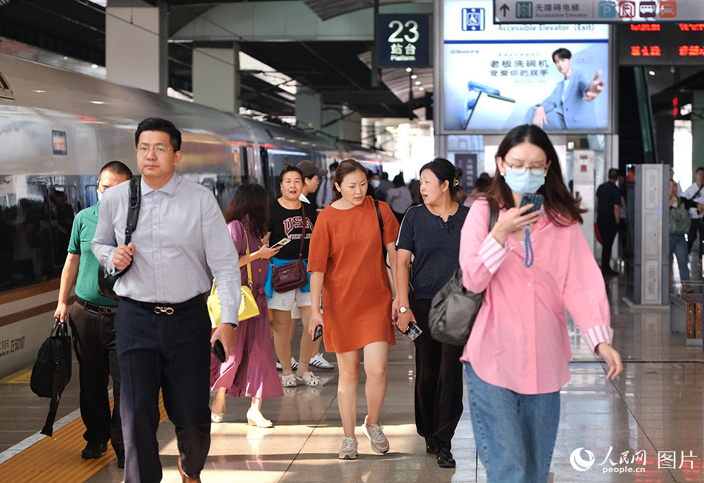 8月31日，北京南站旅客正在站台陸續乘車。