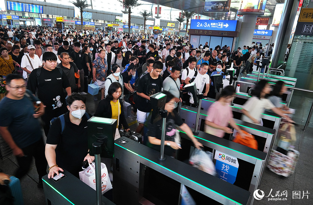 8月31日，天津站候車大廳旅客正在驗票進站乘車。