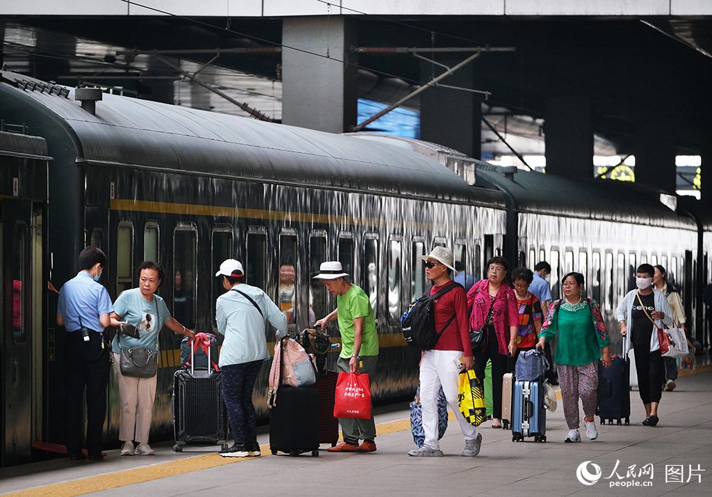8月31日，乘坐T252次的旅客在天津站站台有序乘車。