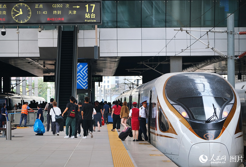 8月31日，列車到達天津站，旅客正在陸續出站。