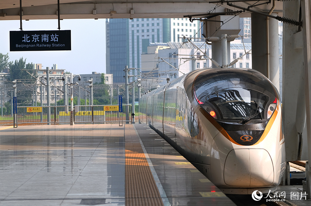 8月31日，由北京南開往天津的京津城際列車駛出北京南站。