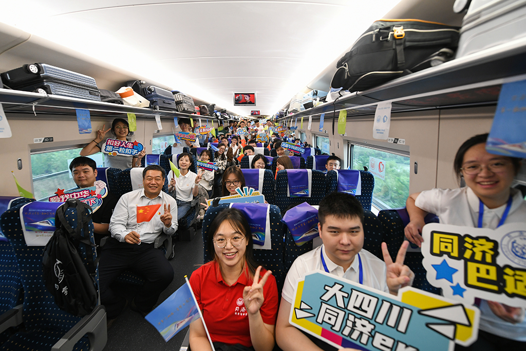 9月1日，在成都東站開往上海虹橋站的G3286次列車上，同濟大學2023級四川籍新生和學校老師合影留念。