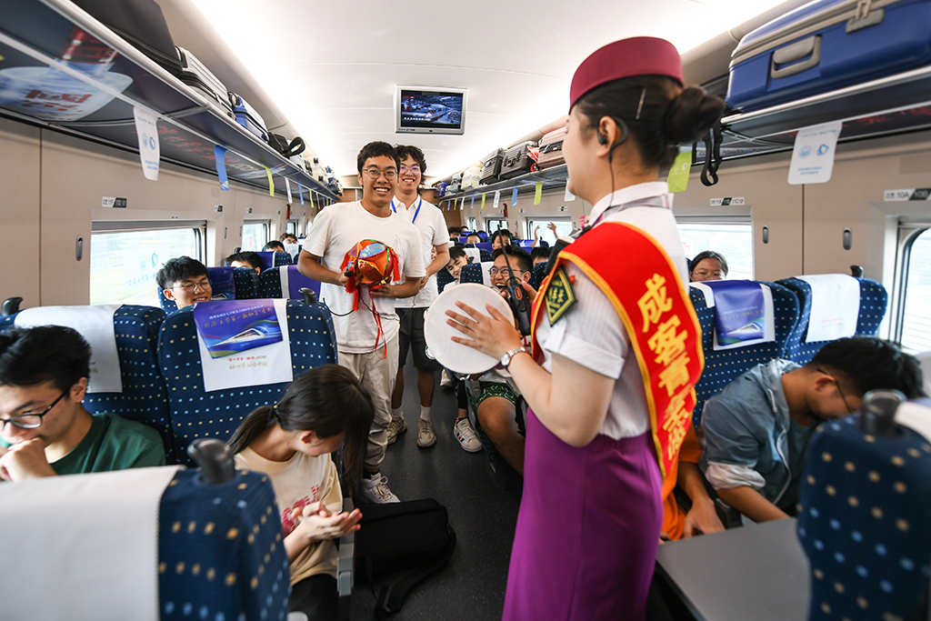 9月1日，在成都東站開往上海虹橋站的G3286次列車上，同濟大學新生在車廂內玩“擊鼓傳花”的游戲。
