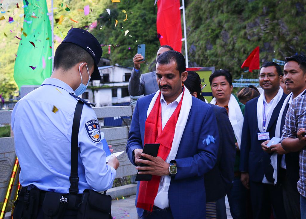 9月1日，尼泊爾入境人員在樟木口岸接受檢查。新華社記者 陳澤鵬 攝