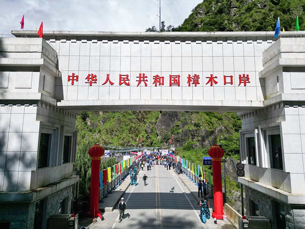 9月1日，往來中尼兩國的人員跨過友誼橋（無人機照片）。新華社記者 李鍵 攝