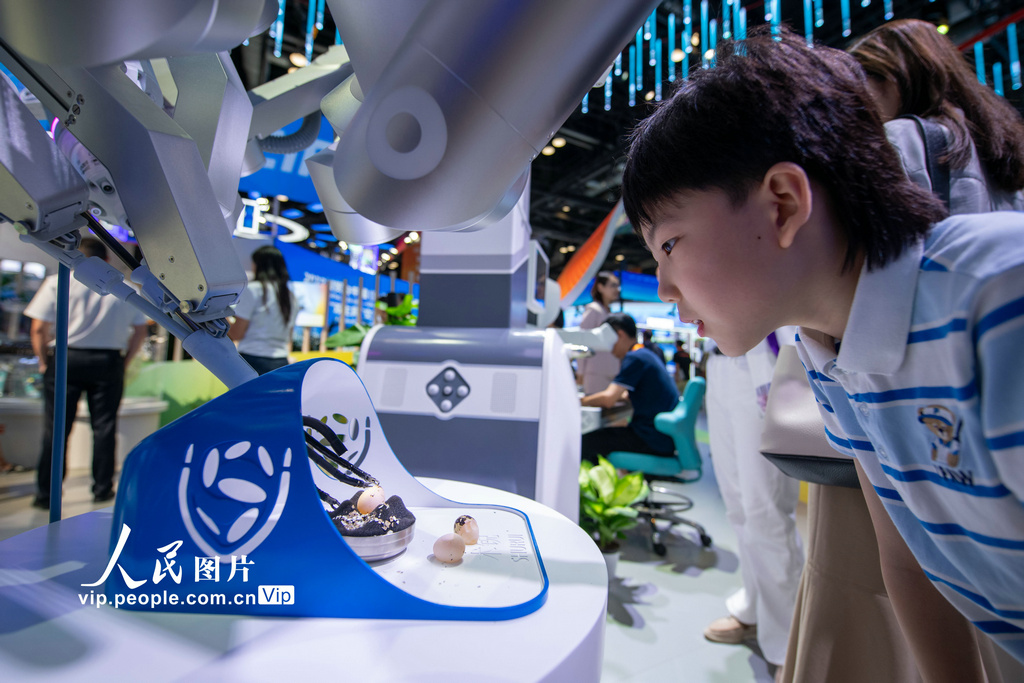 9月2日，在服务贸易及服务业扩大开放成就展上，手术机器人吸引了众多观众驻足。