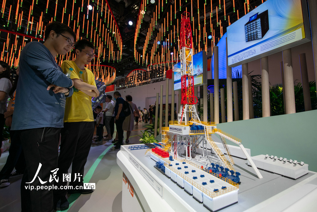 9月2日，在服务贸易及服务业扩大开放成就展上，观众正在参观一键式人机交互7000米自动化钻机模型。