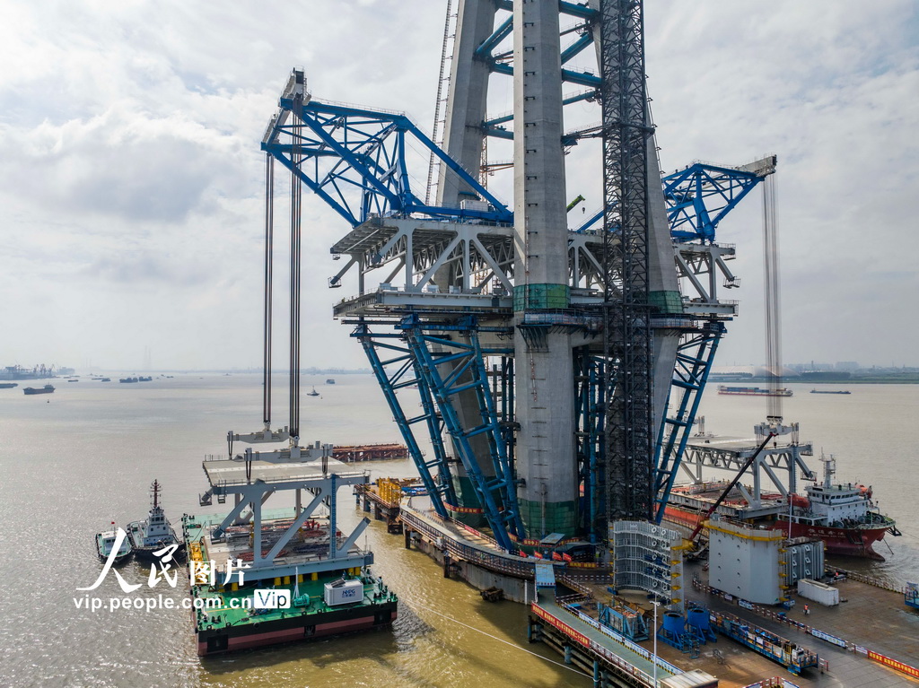 9月2日，建设者在常泰长江大桥主航道桥泰州侧施工现场进行钢桁梁悬臂架设准备。